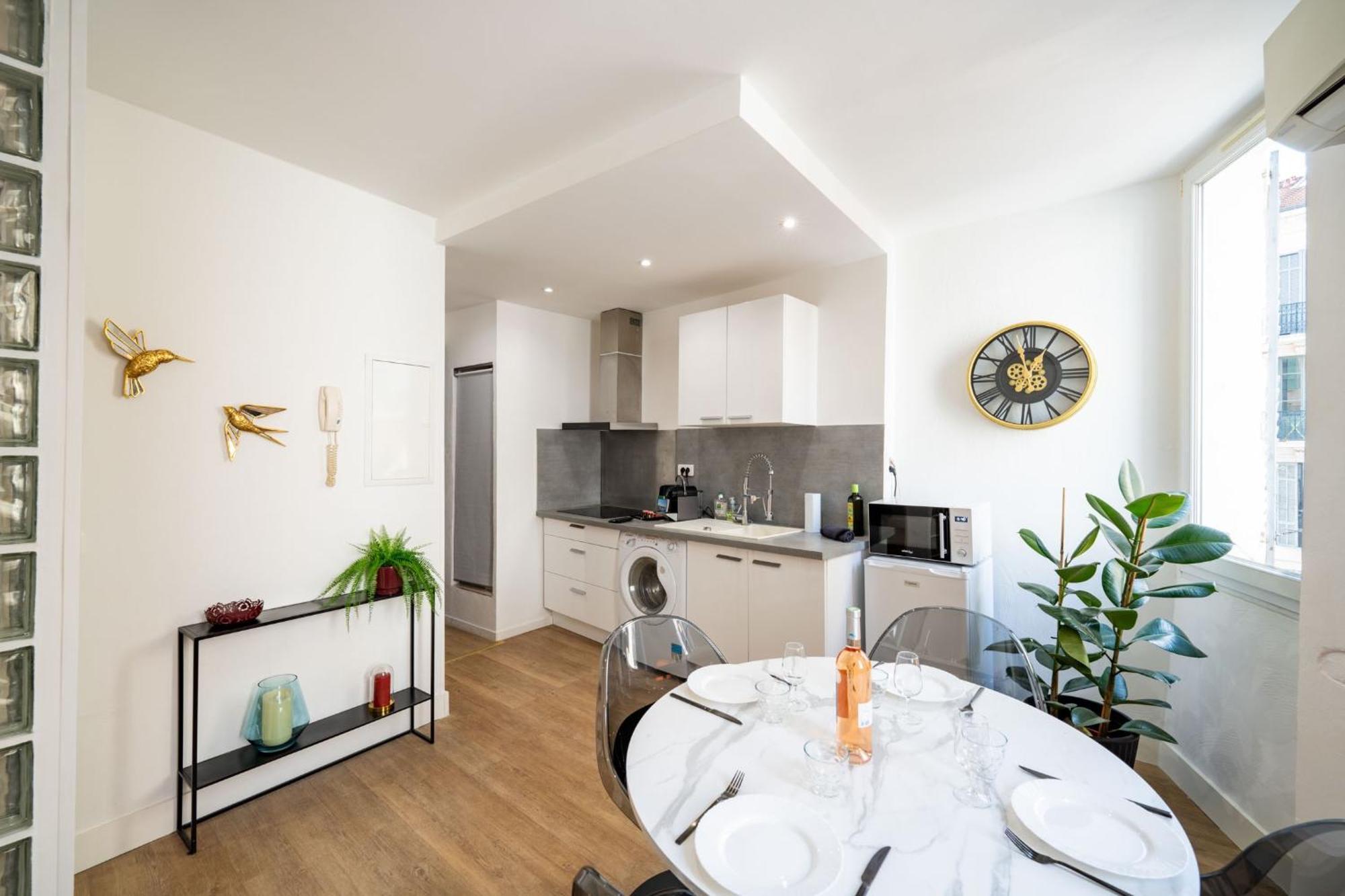 Authentique, Hypercentre, A 1 Minute De La Et 5 Minutes Du Palais Appartement Cannes