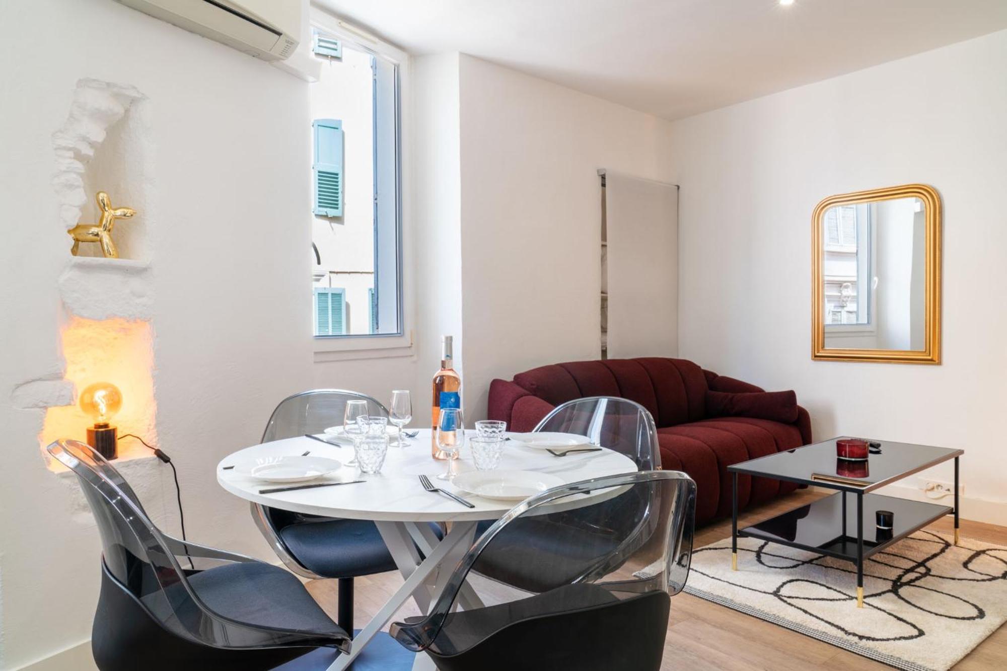 Authentique, Hypercentre, A 1 Minute De La Et 5 Minutes Du Palais Appartement *